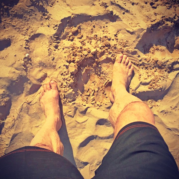 Mes pieds sur le sable d'une dune à Essouira © Gilles Denizot 2016