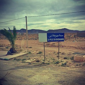 Un panneau de signalisation bleu annonce LA VILLE DE BOUIWAKARNE en français et arabe #Off2Africa 8 Agadir Tan Tan Maroc © Gilles Denizot 2016