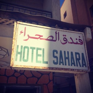 Une enseigne indique hôtel Sahara en français et en arabe #Off2Africa Jour 12 Dakhla Sahara occidental © Gilles Denizot 2016