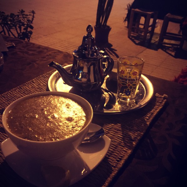 Dîner marocain, un bol de soupe harira et du thé à la menthe © Gilles Denizot 2016