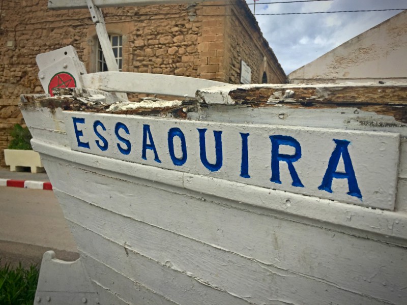 Un bateau en bois avec l'inscription Essaouira #Off2Africa 5 Essaouira Maroc © Gilles Denizot 2016