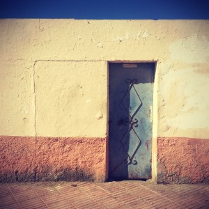 Une porte en métal vert-gris, un mur jaune et orange #Off2Africa 11 Dakhla Sahara occidental © Gilles Denizot 2016