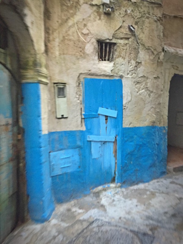 Porte bleue sur mur blanchâtre, Essaouira © Gilles Denizot 2016