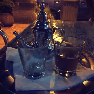 Théière et deux verres, l'un rempli de thé à la menthe #Off2Africa 8 Agadir Tan Tan Maroc © Gilles Denizot 2016
