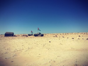 Quelque part dans le désert du Sahara, proche de la Mauritanie. Des pickups sur lesquels flottent des drapeaux #Off2Africa 13 Frontière Nouadhibou Mauritanie © Gilles Denizot 2016