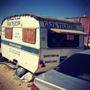 Une caravane abrite le bureau Gaza Telecom et change de devises au poste de contrôle mauritanien #Off2Africa 13 Frontière Nouadhibou Mauritanie © Gilles Denizot 2016