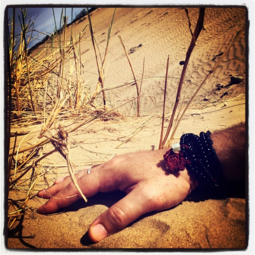 Ma main posée sur le sable d'une dune à Essouira © Gilles Denizot 2016