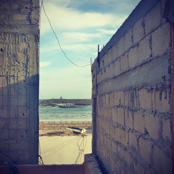 Une brèche entre deux murs laisse voir l'océan #Off2Africa 25 Dakar Sénégal © Gilles Denizot 2016