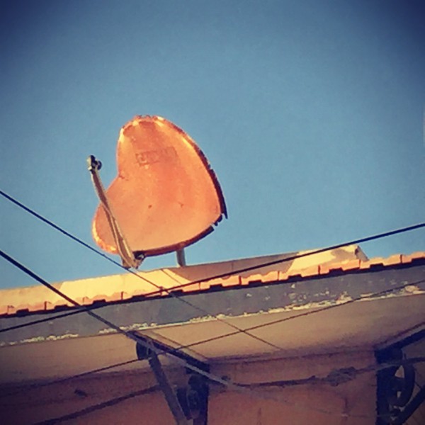 Une antenne satellite en forme de cœur sur un toit #Off2Africa 22 Saint-Louis Sénégal © Gilles Denizot 2016
