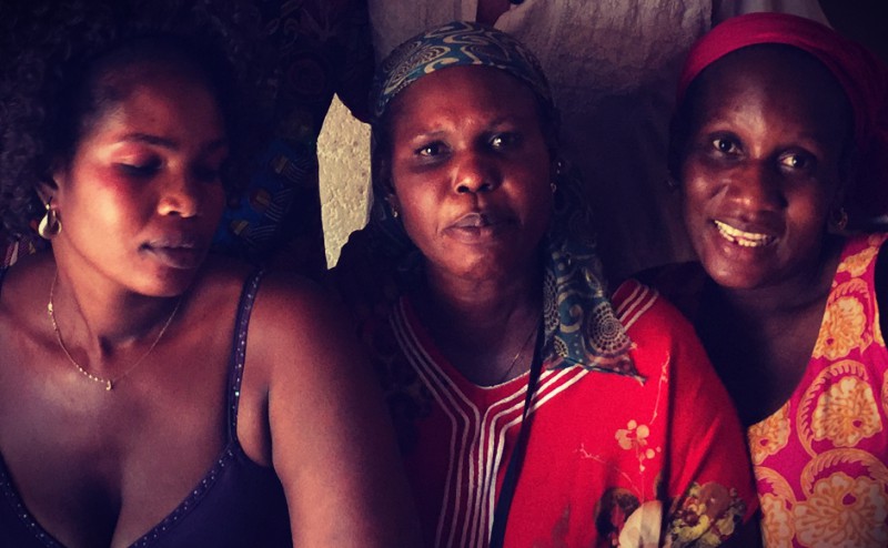 Trois visages de femmes, trois expressions, un moment capturé pendant notre repas #Off2Africa 32 Mbour Sénégal © Gilles Denizot 2016