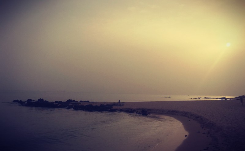La plage de sable et l'eau au soleil couchant #Off2Africa 31 M'bour Sénégal © Gilles Denizot 2016