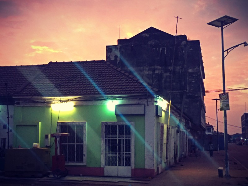 Bissao à l'aube, une maison verte et ciel rose orangé #Off2Africa 51 Bissau Rio Nuñez Guinée © Gilles Denizot 2017