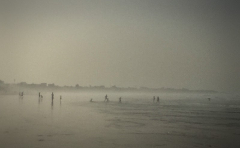 Des silhouettes sur la plage de Dakar Yoff, ciel, eau et sable gris #Off2Africa 36 Dakar Sénégal © Gilles Denizot 2016