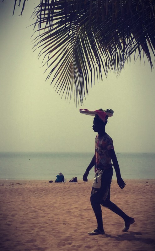 Sur la plage, une vendeuse ambulante, un plateau sur la tête #Off2Africa 33 Mbour Sénégal © Gilles Denizot 2016