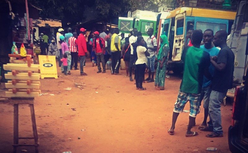 Des gens attendent près de minibus #Off2Africa 51 Bissau Rio Nuñez Guinée © Gilles Denizot 2017
