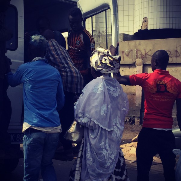 Plusieurs personnes entrent dans un minibus par la porte arrière #Off2Africa 35 Dakar Sénégal © Gilles Denizot 2016