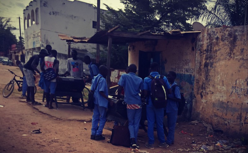 Des écoliers vêtus de bleu jouent au babyfoot dans la rue #Off2Africa 48 Ziguinchor Casamance Sénégal © Gilles Denizot 2017