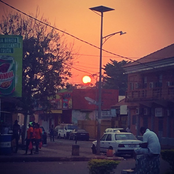 Foule dans une rue de Bissau au coucher du soleil #Off2África 50 Bissau Guinée-Bissao © Gilles Denizot 2017
