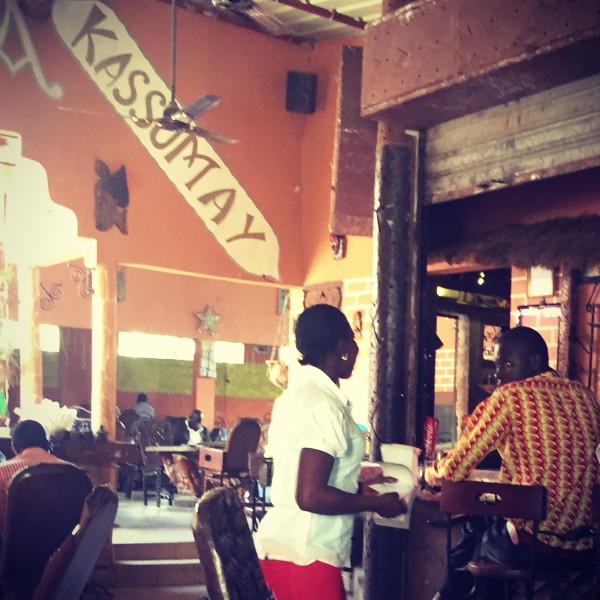 Salle de restaurant à Ziguinchor #Off2Africa 48 Ziguinchor Casamance Sénégal © Gilles Denizot 2017