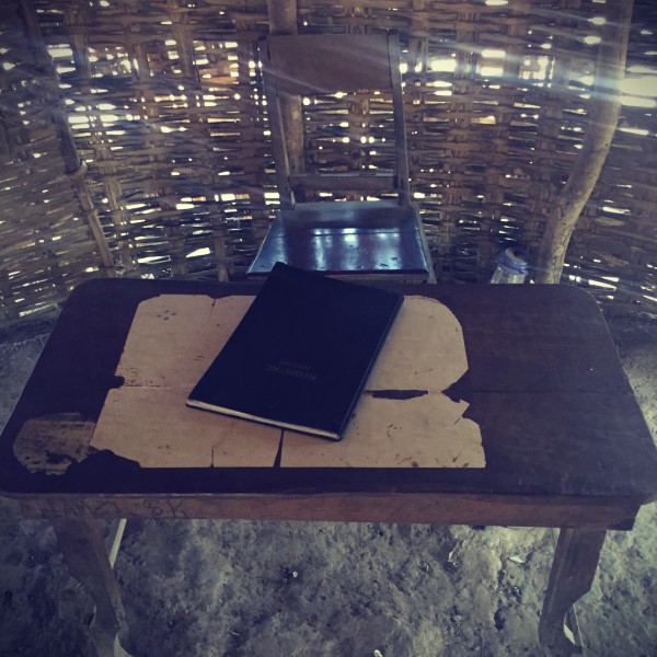 Sous une hutte de paille, une chaise, un bureau et un registre noir pour consigner les passages #Off2Africa 51 Bissau Rio Nuñez Guinée © Gilles Denizot 2017