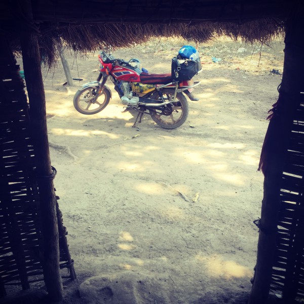 Depuis la hutte, vue sur la moto qui attend le feu-vert des officiels #Off2Africa 51 Bissau Rio Nuñez Guinée © Gilles Denizot 2017