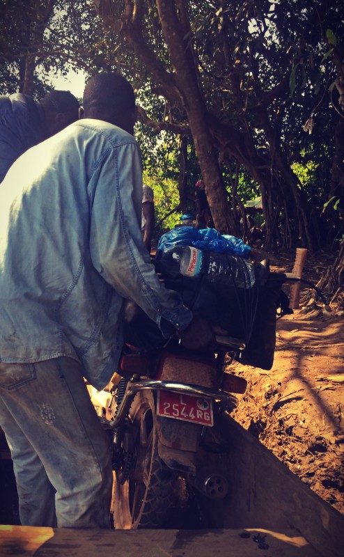 Un homme charge une moto sur une pirogue #Off2Africa 51 Bissau Rio Nuñez Guinée © Gilles Denizot 2017