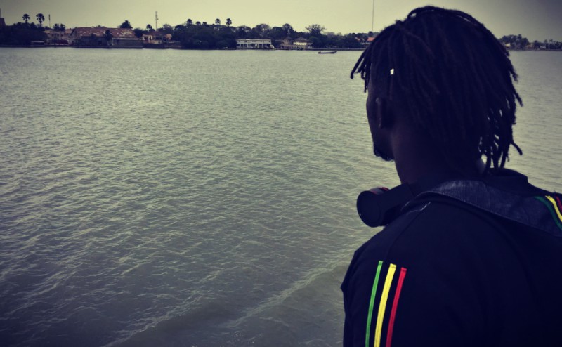 Un jeune homme regarde le rivage de Ziguinchor depuis le ferry #Off2Africa 45 Ziguinchor Casamance Sénégal © Gilles Denizot 2017