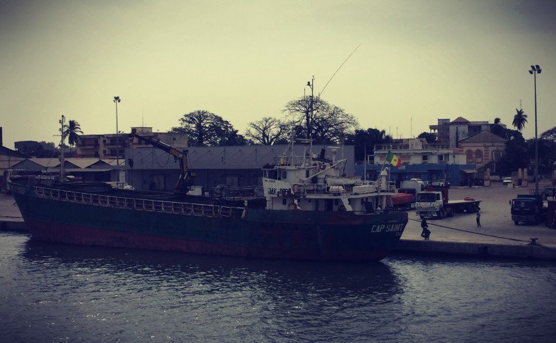 Vue sur le port de Ziguinchor et barge amarrée #Off2Africa 45 Ziguinchor Casamance Sénégal © Gilles Denizot 2017