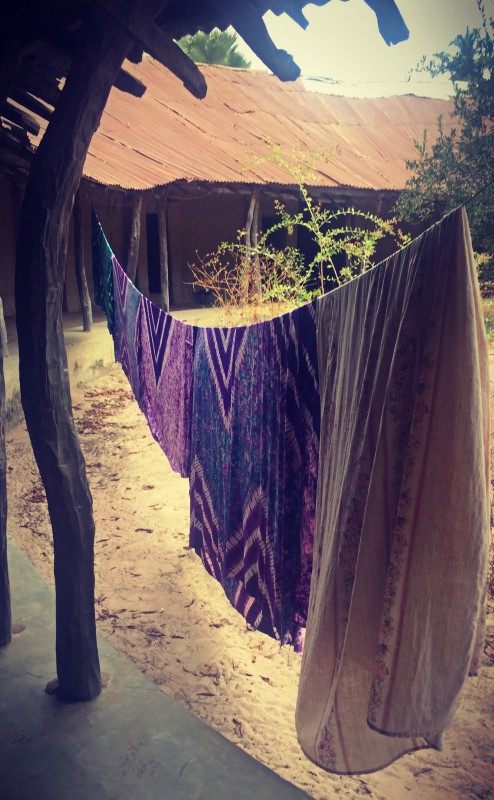 Du linge pend à un fil dans la cour intérieur de la case #Off2Africa 47 Bignona Casamance Sénégal © Gilles Denizot 2017
