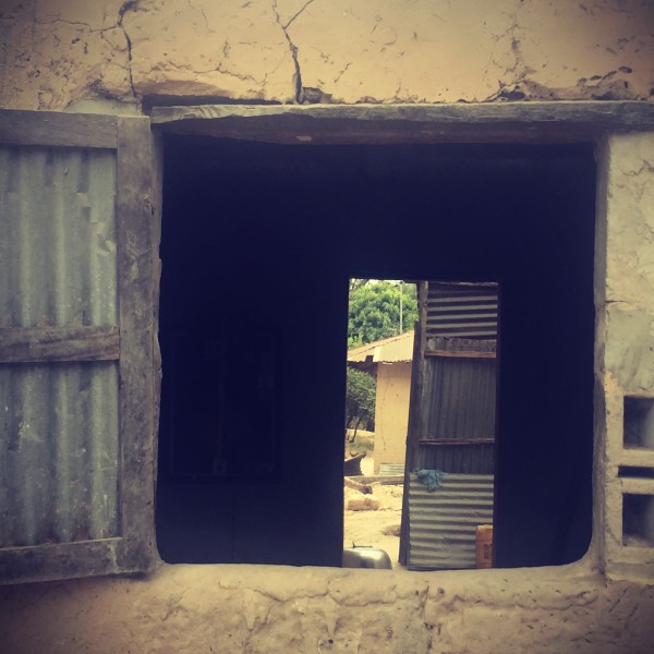 Fenêtre ouverte à travers de laquelle on aperçoit une porte ouverte sur une cour #Off2Africa 47 Bignona Casamance Sénégal © Gilles Denizot 2017