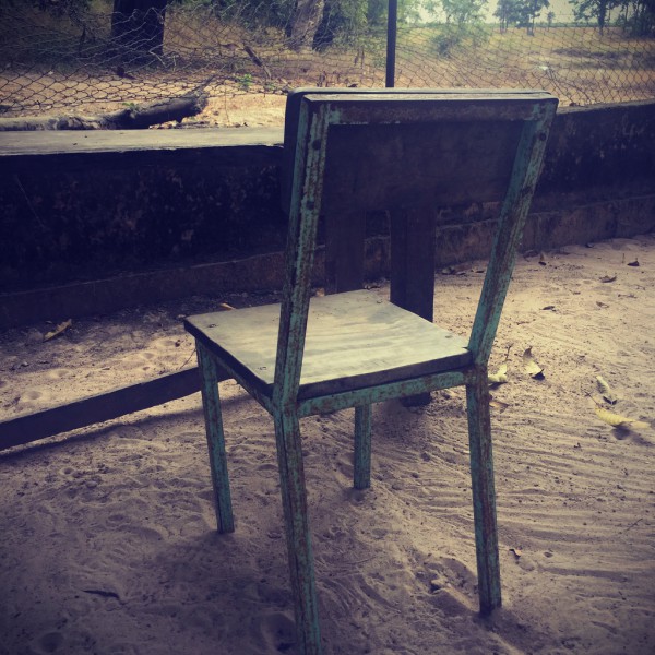 Une chaise devant un bureau, rouillés et pieds dans le sable #Off2Africa 47 Bignona Casamance Sénégal © Gilles Denizot 2017