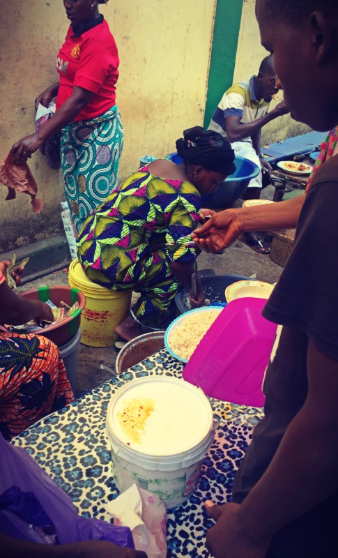 On paie son repas au maquis du coin #Off2Africa 66 Conakry Guinée © Gilles Denizot 2017