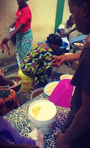 On paie son repas au maquis du coin #Off2Africa 66 Conakry Guinée © Gilles Denizot 2017