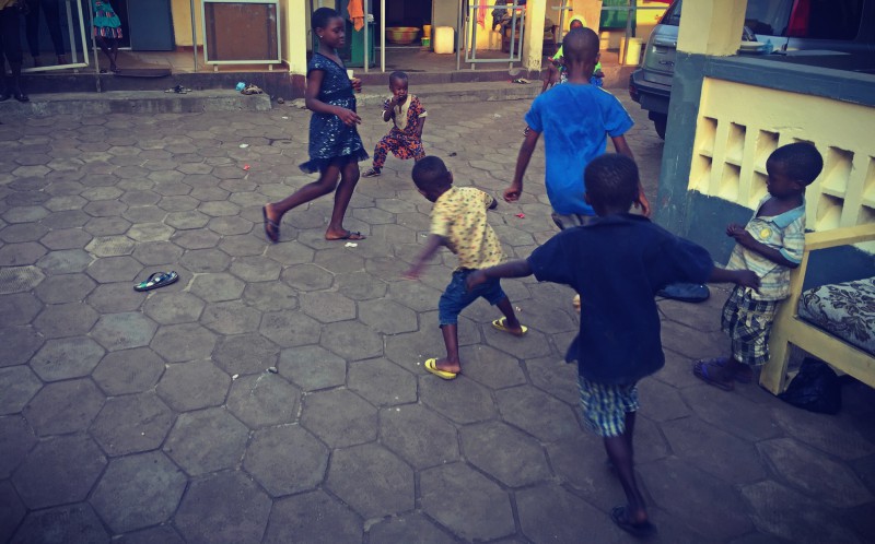 Des enfants jouent au ballon dans une cour #Off2Africa 65 Conakry Guinée © Gilles Denizot 2017