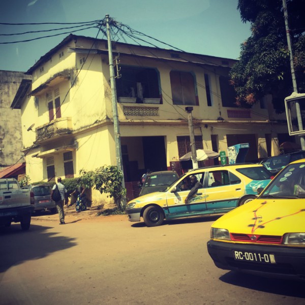 Coin de rue, voitures et maison jaunes #Off2Africa 64 Conakry Guinée © Gilles Denizot 2017