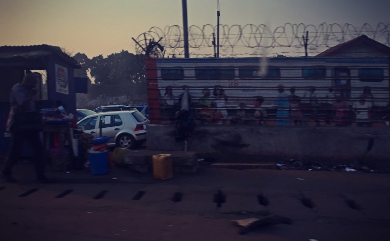 Scènes de rue, des voitures, des barbelés #Off2Africa 65 Conakry Guinée © Gilles Denizot 2017