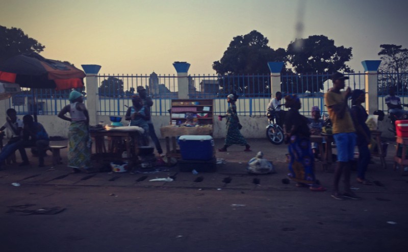 Scène de rue, marchand ambulants #Off2Africa 65 Conakry Guinée © Gilles Denizot 2017