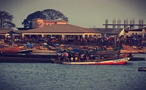 Scène de marché au port et pirogues #Off2Africa 58 Conakry Guinée © Gilles Denizot 2017