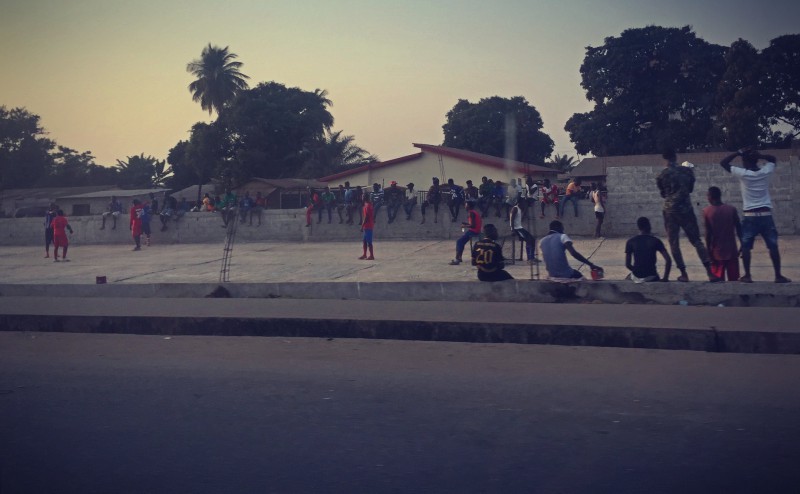 Scène de rue, un match de footbal #Off2Africa 65 Conakry Guinée © Gilles Denizot 2017