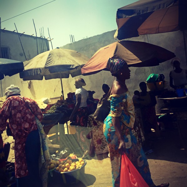 Marché en bord de route, parasols, denrées alimentaires et femmes aux boubous colorés #Off2Africa 64 Conakry Guinée © Gilles Denizot 2017