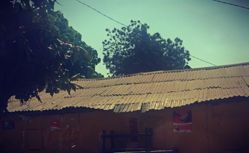 Le toit ondulé d'une maison jaune #Off2Africa 64 Conakry Guinée © Gilles Denizot 2017