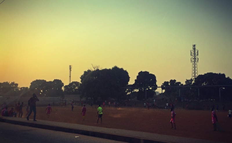 Scène de rue, match de footbal au crépuscule #Off2Africa 65 Conakry Guinée © Gilles Denizot 2017