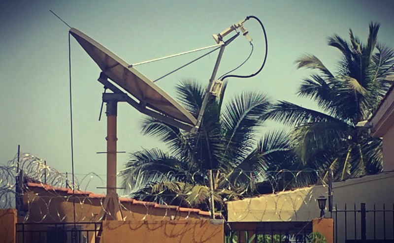 Un satellite de télévision sur une toit #Off2Africa 80 Conakry Guinée © Gilles Denizot 2017