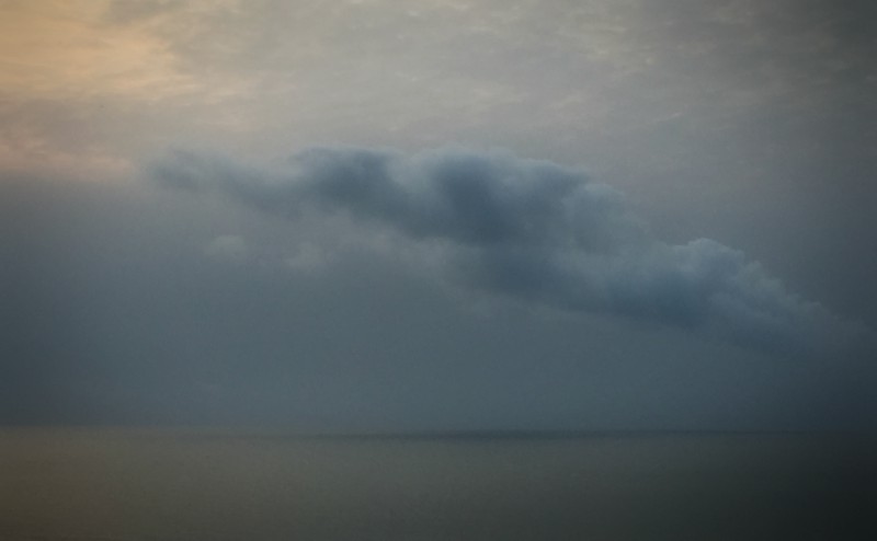 Un long nuage gris sur l'océan #Off2Africa 81 Conakry Guinée © Gilles Denizot 2017