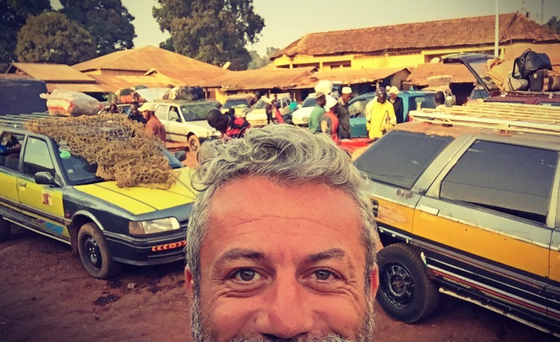 Selfie aux taxis-brousse #Off2Africa 83 Kankan Guinée © Gilles Denizot 2017