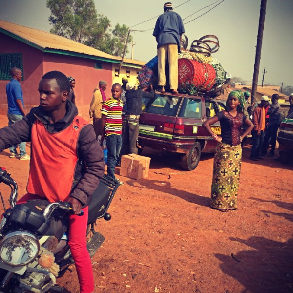 Scène de gare routière, des gens sur des motos, attendant, marchant #Off2Africa 83 Kankan Guinée © Gilles Denizot 2017