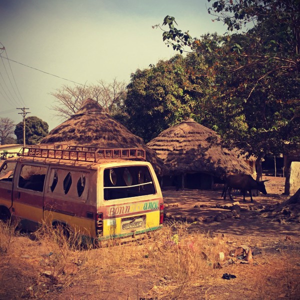 Minibus défoncé, cases aux toits de chaume #Off2Africa 83 Kankan Guinée © Gilles Denizot 2017