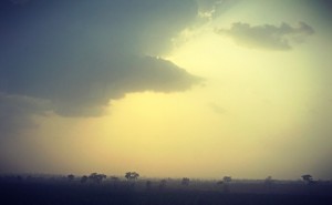 Magnifique vue de la brousse, avec le soleil caché derrière un gros nuage #Off2Africa 89 Bouaké Côte d'Ivoire