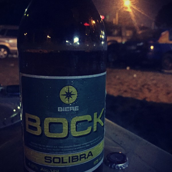 À la nuit tombée, une bouteille de bière locale BOCK #Off2Africa 91 Abidjan Côte d'Ivoire © Gilles Denizot 2017