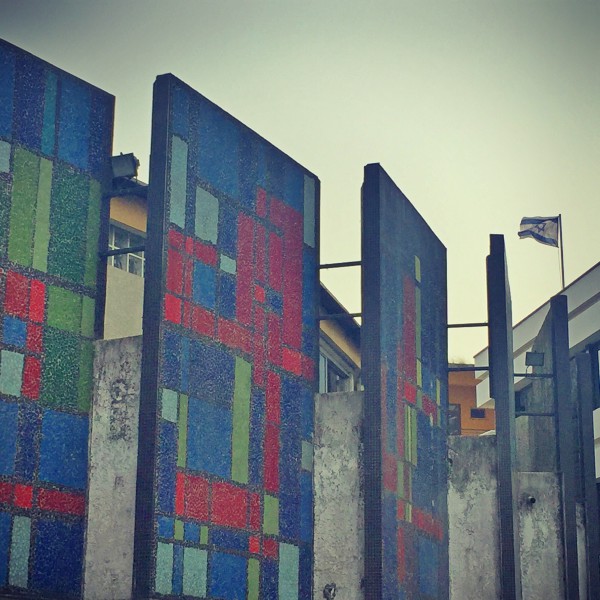 De grands panneaux colorés et un drapeau israélien #Off2Africa 94 Abidjan Côte d'Ivoire © Gilles Denizot 2017
